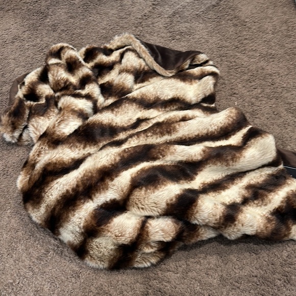 Weekender Bag with Matching Blanket - Picture 3 of 3